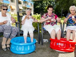 Werken in de zon: 'Het is op het dak boven de vijftig graden'