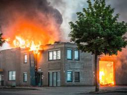 In het gebouw staan tweedehandsauto's. (Foto: Rob Engelaar) 