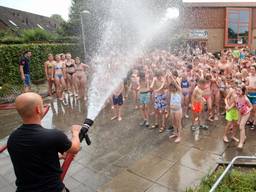 Lekker afkoelen in Alphen... (Foto: Jeroen Stuve/Persburo Stuve fotografie).