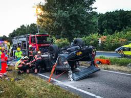 De bestuurder is uit de auto bevrijd. (Foto: Sem van Rijssel/SQ Vision)