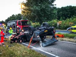 De bestuurder is uit de auto bevrijd. (Foto: Sem van Rijssel/SQ Vision)