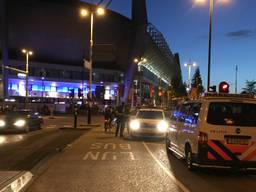 Politie bij het stadion. (foto: Nick den Boer/GinoPress)