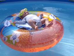 Baby Mats in het zwembad in Wintelre