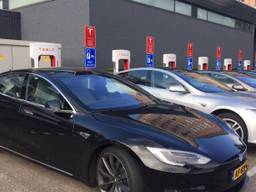 De Tesla's aan de snelladers bij Motel Eindhoven