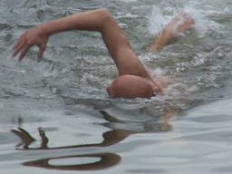 Marcel Wouda zwemt parcours Swim to fight cancer editie Eindhoven