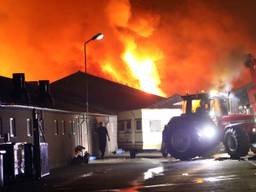 Grote brand bij varkensbedrijf (foto: SQ Vision)