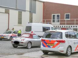 De politie deed onderzoek bij de loods. (Foto: Maickel Keijzers/Hendriks Multimedia)