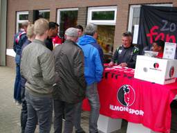 Fans in de rij voor een seizoenkaart (foto: Helmond Sport).