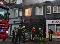 De avondwinkel in Tilburg werd in brand gestoken (Foto: Toby de Kort).