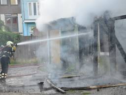 De brandweer blust het vuur. (Foto: Perry Roovers)