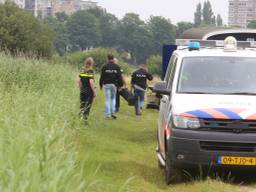 De politie doet onderzoek. (Foto: Bart Meesters)