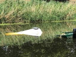 Boot trekt busje het water in bij Cromvoirt. Foto: Bart Meesters