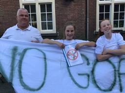 Milou (midden) protesteert tegen de komst van de megastal. Foto: Eva de Schipper