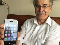 Henny van der Graaf met eerste iPhone