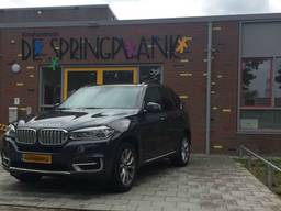 Inmiddels is de SUV en veel extra beveiliging weer vertrokken.