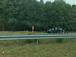 Mannen naakt over snelweg bij arrestatie.