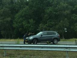 Agent met grof geschut op snelweg. 