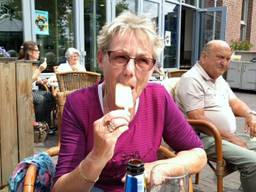 Een vrouw geniet van haar bierijsje