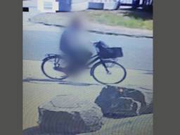 De jongen op de fiets zou mogelijk de verdachte zijn (Beeld: RTL Nieuws)