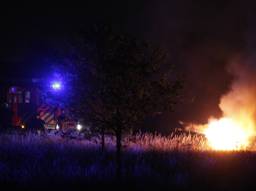 De auto brandde uit. (Foto: SK-Media)