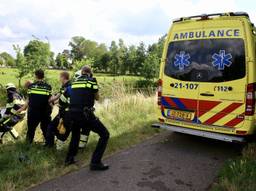 Hulpverleners trekken scootmobiel uit het water