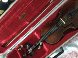 Dit is de viool die achtegelaten werd in trein