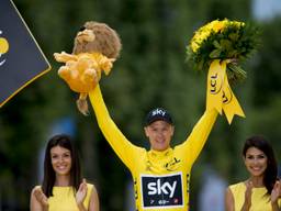 Chris Froome wordt gehuldigd als winnaar van de Tour de France. (Foto: VI Images)