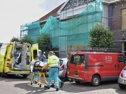 De man wordt meegenomen door het ambulancepersoneel. Foto: Jack Brekelmans / Persburo-BMS