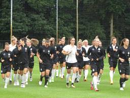 De dames trainen bij RKVV Sint-Michielsgestel. (Foto: Leo de Bakker)