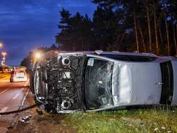 De taxi vloog uit de bocht. (Foto: Toby de Kort)