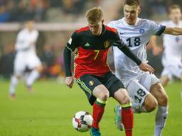 Karol Mets (rechts) in duel met de Belg Kevin de Bruyne tijdens de wedstrijd tussen Estland en België (VI-Images