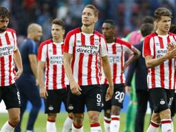 Teleurstelling bij de spelers van PSV na afloop van de 0-1 nederlaag tegen Osijek (foto: OrangePictures).