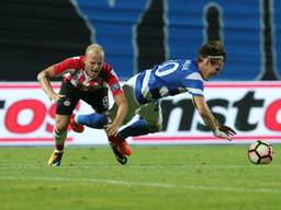 Jorrit Hendrix gaat onderuit in het duel met NK Osijek (foto: OrangePictures).