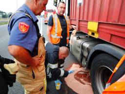 De vrachtwagen lekte diesel. (Foto: SQ Vision)