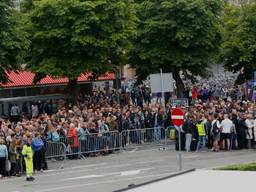 Mensen moeten lang wachten op een bus. (Foto: Arno van der Linden SQ Vision)