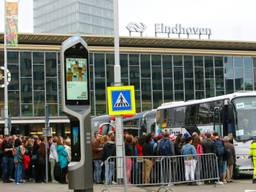 Uren wachten op de bus. (Foto: Arno van der Linden)