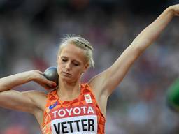 Anouk Vetter in actie bij het kogelstoten. (Foto: ANP)