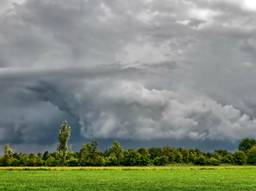 Donkere wolken boven Kaatsheuvel. (Foto: Glenn Aoys)