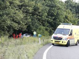 De auto vloog uit de bocht. (Foto: SK-Media)