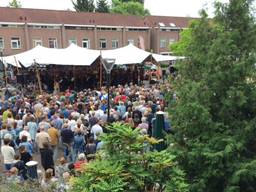 Een vol plein in het Vonderkwartier in Eindhoven bij de uitvoering van de Carmina Burana