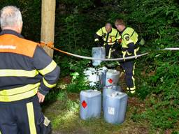 De brandweer heeft de vaten verzameld. (Foto: Jules Vorselaars)
