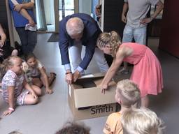 Wethouder Kees van Geffen deelde het eerste zomerpretpakket uit