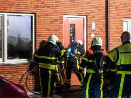 De brandweer forceerde de deur. (Foto: Jack Brekelmans)