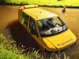Het busje belandde in het water. (Foto: Rico Vogels)