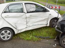 Veel schade aan de auto's. Foto: Alexander Vingerhoeds / Obscura-foto