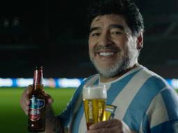 Diego Maradona met biertjes van Bavaria.