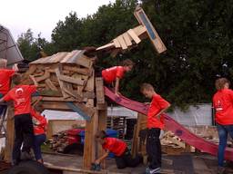 Timmeren, boren en schuren. Ook kinderen bereiden zich voor op hun optocht bij de Brabantse Dag.