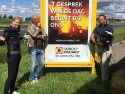 Medewerkers van RTV Noord verbazen zich over het reclamebord. (Foto: Facebook Expeditie Grunnen)