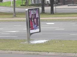 Op de Ringbaan Noord werd weer een reclamezuil vernield.