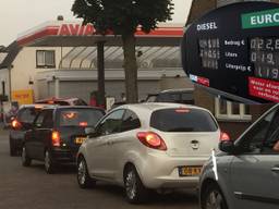 In de rij voor goedkope benzine in Rijen